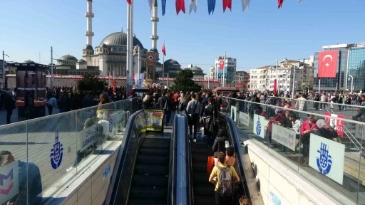 Taksim’de asansör ve yürüyen merdiven arızası vatandaşları mağdur etmeye devam ediyor
