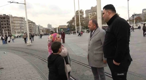 Taksim’de kaybolan çocuğun ailesini polisler buldu
