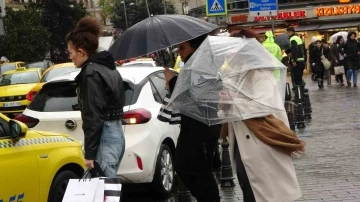 Taksim’de kuvvetli rüzgar ile yağış vatandaşlara zor anlar yaşattı
