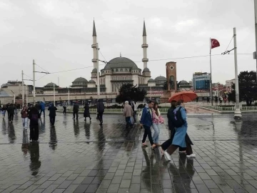 Taksim’de kuvvetli rüzgar ile yağış vatandaşlara zor anlar yaşattı
