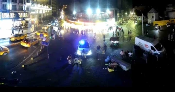 Taksim Meydanı’nda geçtiğimiz yaz meydana gelen olayın görüntüleri ortaya çıktı: Kadınlar polis otosuna saldırdı, karakolu birbirine kattı
