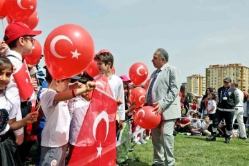 Talas’ta 23 Nisan coşkusu alanlardan taştı
