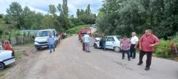 Tali yoldan ana yola çıkan otomobil kaza yaptı: 3 yaralı
