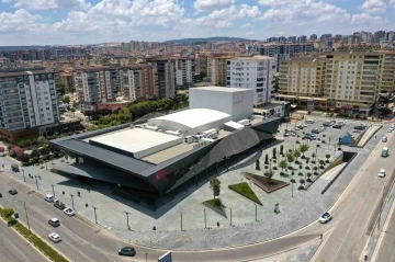 Tamer Karadağlı D.T. Şehitkamil Sahnesi ve Şehitkamil Sanat Merkezi’ne hayran kaldı
