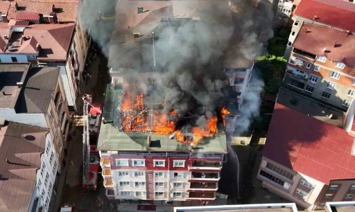 Tamir sırasında tutuşan çatı, alevlere teslim oldu
