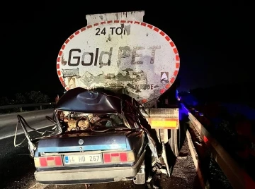 Tankere arkadan çarpan otomobil kağıt gibi ezildi: 3 ölü
