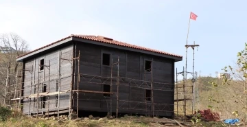 Tarihi camii ibadete hazırlanıyor
