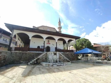 Tarihi camii, mimarisiyle dikkat çekiyor
