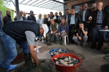 Tarihi Gölyazı’da 100 yıllık balık mezadı