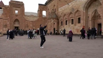 Tarihi İshak Paşa Sarayı Ramazan Bayramı’nda ziyaretçi akınına uğradı
