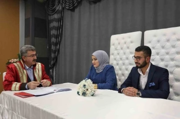 Tarihten habersiz nikah kıydılar, günü öğrencince şoke oldular