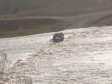 Tarım aracıyla çayda mahsur kalan vatandaş kurtarıldı
