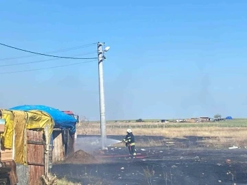 Tarla yangını evlere sıçramadan söndürüldü