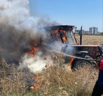 Tarlada çalışan traktör alev alev yandı
