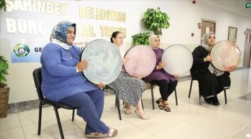 Tarlada yorulan Gaziantepli kadınlar katıldıkları kursta erbane çalmayı öğreniyor