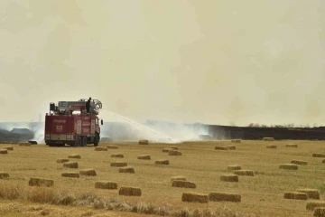 Tarlaya sıçrayan anız yangını itfaiye ekiplerince söndürüldü
