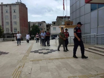 Tartıştıkları trafik polisinin başına sandalye vurup yaraladılar