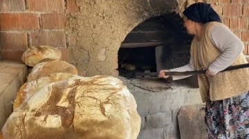 Taş fırınlarda, depremzedeler için ekşi maya ekmeği pişirdiler