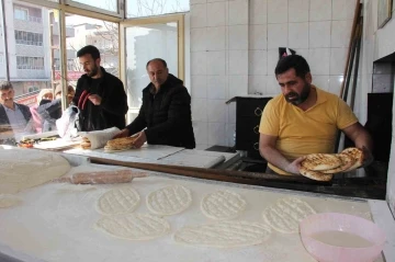 Taş fırınlarda pide ekmek yapımına başlanıldı
