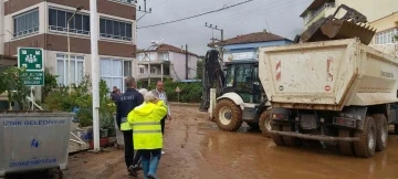 Bursa'da taşan dereler, ekipleri seferber etti