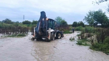 Taşan kanal mahalleyi sular altında bıraktı
