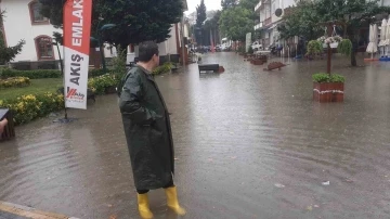 Taşkınlar sonrası tatil bölgesinde yoğun çalışma
