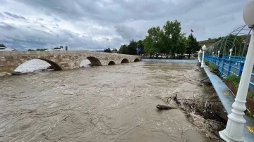 Taşköprü’de tarihi köprü su debisinin yükselmesi nedeniyle trafiğe kapatıldı
