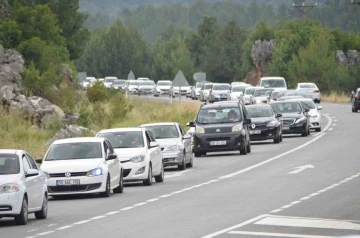 Tatil dönüşü Antalya-Konya karayolunda trafik yoğunluğu
