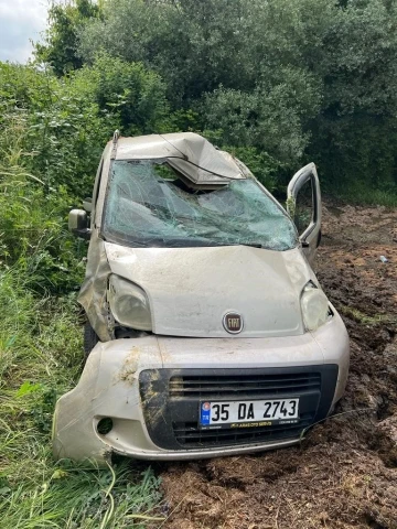 Tatile çıkan anne ve oğlu takla atan araçta can verdi
