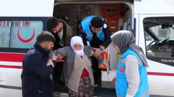 Tatvan’da 62 yaşındaki Sakine nine ambulansla oy kullandı
