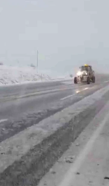 Tatvan’da kar yağışından dolayı köy yolları kapandı
