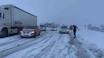 Tatvan’da yolda mahsur kalanları afet bölgesine giden AFAD ekibi kurtardı
