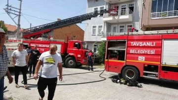 Tavşanlı’da 3 katlı evde yangın
