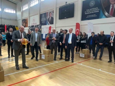 Tavşanlı’da 32 okula spor malzemesi desteği
