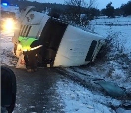 Tavşanlı’da işçi servisi devrildi: 14 yaralı
