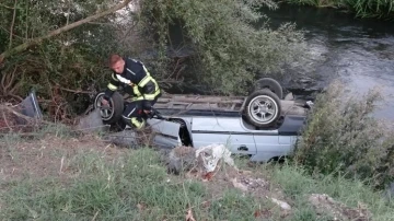 Tavşanlı’da otomobil çaya uçtu: 2 yaralı
