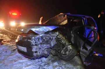 Tavuk yüklü kamyon ile çarpışan otomobil hurdaya döndü: 2 yaralı
