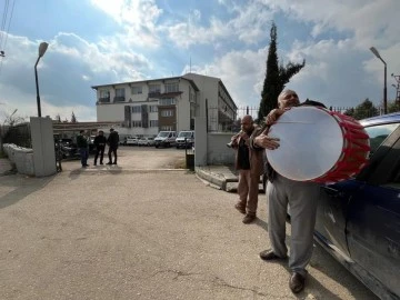 Tayini çıkan AFAD il müdürünün arkasından 'Kurtulduk' diyerek davul zurna çaldırdılar