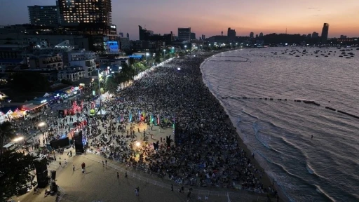 Tayland’da havai fişek festivali, karanlığı renklendirdi
