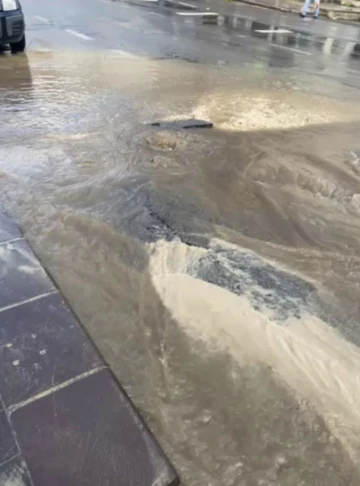 Tazyikli su havaya fışkırdı, cadde göle döndü
