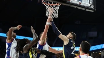 TBF’den dün oynanan Anadolu Efes-Fenerbahçe Beko karşılaşmasının üç hakemiyle ilgili karar