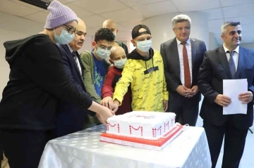 Tedavi gören öğrencilere karneleri hastanede verildi
