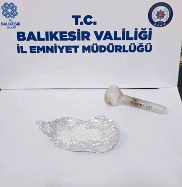 Tedirgin tavırları ele verdi: Torpido bölümünden uyuşturucu çıktı
