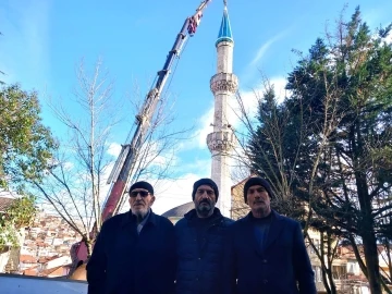 Tehlike oluşturan Elmalık Camii’nin minare külahı yeniledi
