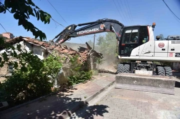 Tehlike oluşturan metruk yapılar yıkıldı
