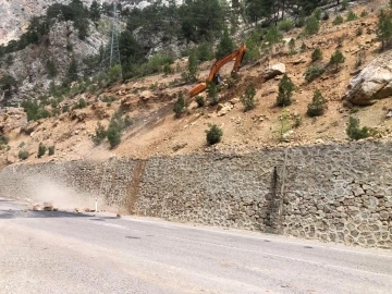 Tehlikeli kayaları temizleme çalışması sürüyor
