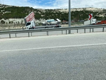 Tekeri kopan araç yoldan çıkıp reklam tabelasına çarptı: 1’i bebek 4 yaralı
