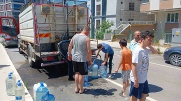 Bayram günü tankerlerle su taşıdılar