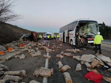 Kamyon ile otobüs çarpıştı, 1 ölü, 2 yaralı