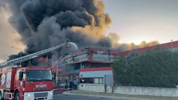 Tekirdağ’da plastik fabrikasındaki yangına birçok ilçeden ekipler sevk edildi